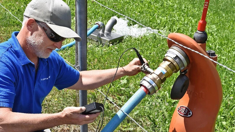 Patrick Michel von den Technischen Betrieben nimmt Laborproben am Hydranten. 
