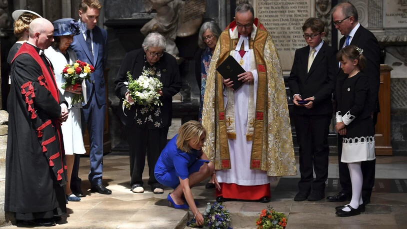 Lucy Hawking legt Blumen auf die Asche ihres verstorbenen Vaters Stephen Hawking. Der Wissenschaftler wurde am Freitag in der Westminster Abbey in London beigesetzt. (Ben Stansall/PA via AP)
