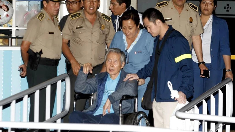 Die Begnadigung des ehemaligen Präsidenten Perus, Alberto Fujimori (Bildmitte), hat nun auch die Kritik eines Gerichtshofes auf sich gezogen. (Archivbild)