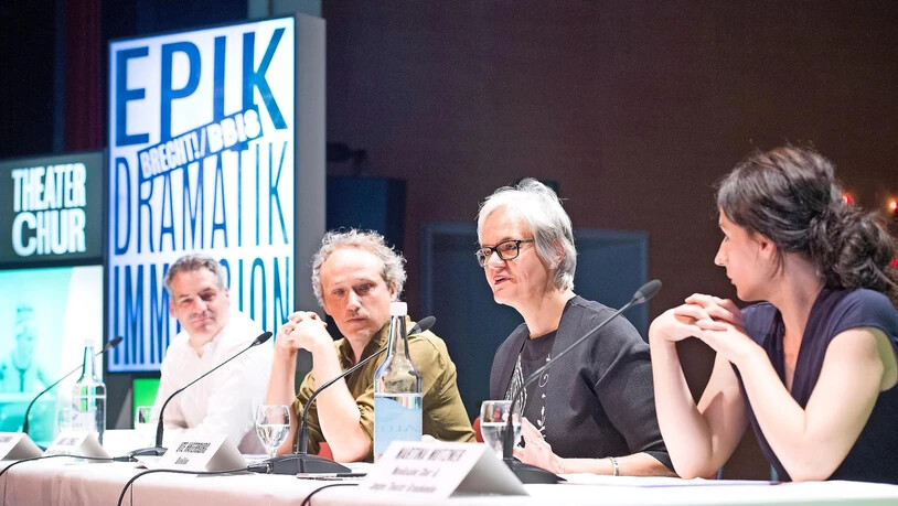 An einem Tisch: Nikolaus Schmid, Samuel Schwarz, Ute Haferburg und Martina Mutzner (von links) stellen das Programm des Brecht-Festivals vor.