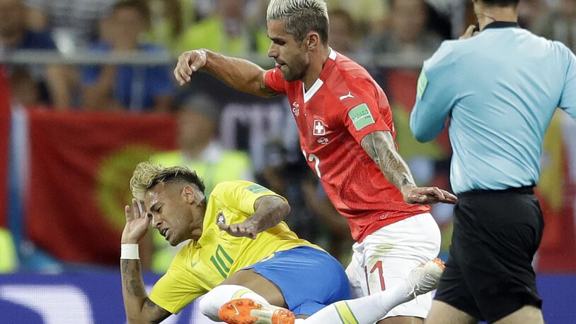 Einer von vielen harten Zweikämpfen zwischen Behrami (rechts) und Neymar