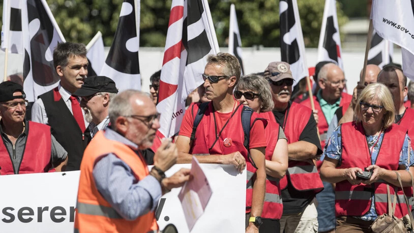 Angestellte der SBB und Gewerkschafter vom SEV haben in Bern, Zürich und diversen anderen Städten gegen den neuen GAV der Schweizerischen Bundesbahnen demonstriert.
