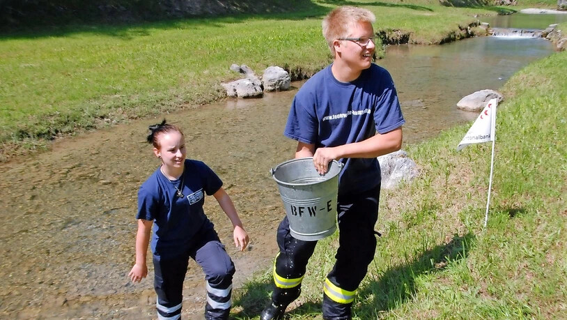Vielseitig: Am Feuerwehrmarsch müssen die Teilnehmer-Gruppen unter anderem das Wasser für die Eimerspritze aus dem Bach holen.
