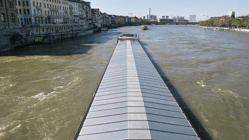 Von Gefahrguttransporten auf dem Rhein in Basel geht ein "nicht akzeptables Umweltrisiko" aus. Schiene und Strasse sind aber keine Alternative. (Archivbild)
