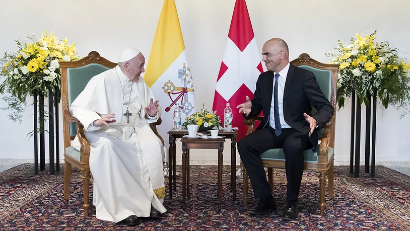 Bundespräsident Alain Berset ist mit Papst Franziskus in Genf zu einem offiziellen Gespräch zusammengetroffen.