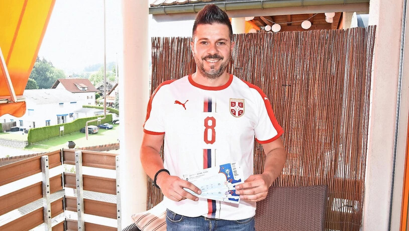 Djordje Vranjes ist bereit für das heutige Spiel und zeigt die Tickets für sich und seine Kollegen.
