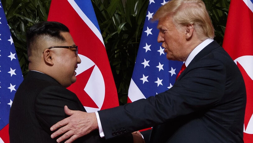 Nordkoreas Machthaber Kim Jong Un und US-Präsident Donald Trump begrüssen einander beim historischen Gipfel in Singapur.  (Foto: Evan Vucci/AP)