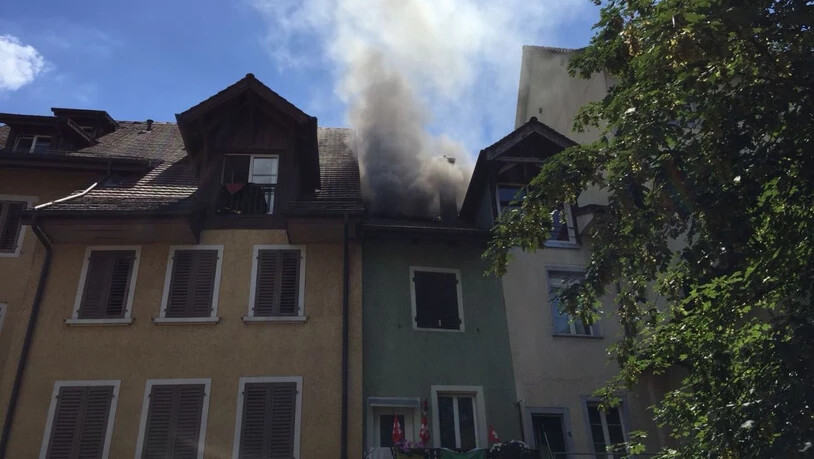 Aus einem Einfamilienhaus in der Altstadt von Mellingen AG drang dichter Rauch. Ein Übergreifen des Feuers auf andere Häuser konnte verhindert werden.