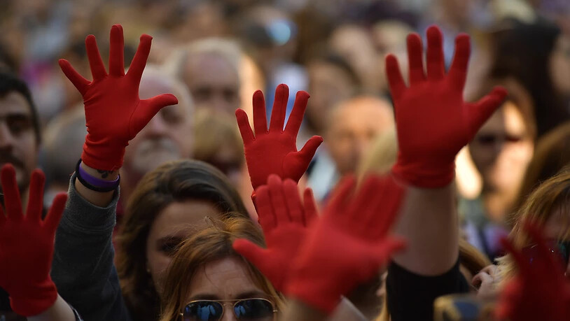 Frauen protestieren in Pamplona mit roten Handschuhen gegen die Freilassung der mutmasslichen Vergewaltiger.