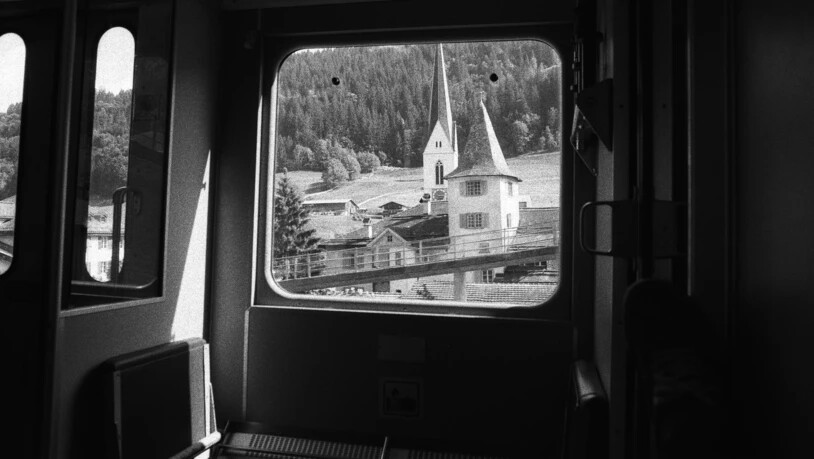 Besondere Perspektive: Ausblick auf die Kirche Küblis aus einem fahrenden RhB-Zug.