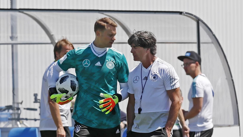 Bei Deutschland, hier mit Captain Manuel Neuer und Trainer Joachim Löw, war nach dem 0:1 gegen Mexiko viel Redebedarf vorhanden