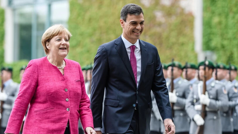 Angela Merkel und Pedro Sanchez am Dienstag in Berlin beim Abschreiten der Ehrengarde.