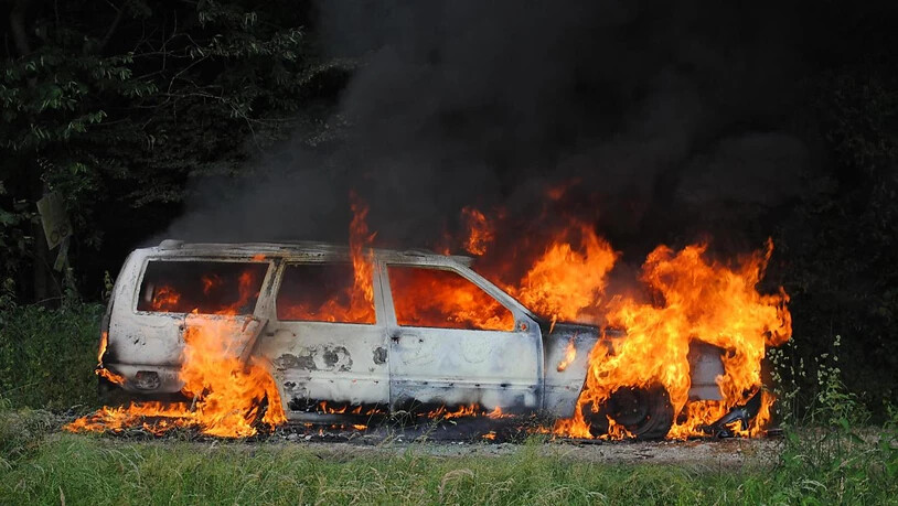 Die Schaffhauser Einsatzkräfte konnten das brennende Auto nicht mehr retten. Es war von jungen Leuten gestohlen worden.