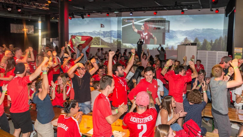 Die Schweizer Fans bejubeln beim Public Viewing in der Starlite Event Hall im Joner Buech das 1:0 durch Blerim Dzemaili.