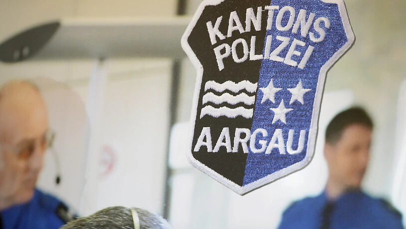 Die Aargauer Kantonspolizei warnt vor Betrügern, die sich am Telefon als Polizisten ausgeben. Fast wäre es ihnen gelungen, einer älteren Frau über 100'000 Franken abzuknöpfen. (Archivbild)