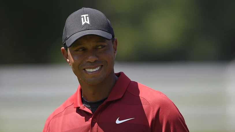 Tiger Woods freut sich über einen seiner guten Schläge in der Schlussrunde