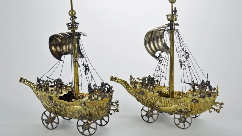 Die beiden silbernen Segelschiffe, die aus NS-Raubkunst stammen, wurden für knapp 300'000 Franken versteigert.