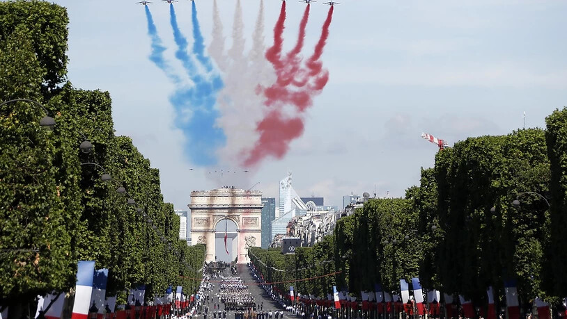 Nationalratspräsident Dominique de Buman wohnt der Parade zum französischen Nationalfeiertag am 14. Juli in Paris bei. (Archiv)