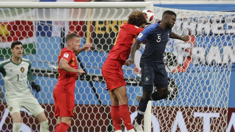 Trifft nach dem gewonnenen Kopfball-Duell gegen Belgiens Marouane Fellaini zum 1:0 für Frankreich: Samuel Umtiti