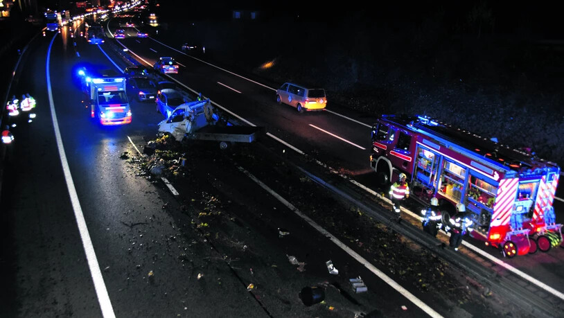 Nach dem Zusammenstoss mit dem Auto einer 21-Jährigen auf der Autobahn A3 gerät ein Lieferwagen über die Mittelleitplanke auf die Gegenfahrbahn und kollidiert dort mit einem 52-Jährigen, welcher sich dabei tödlich verletzte.
