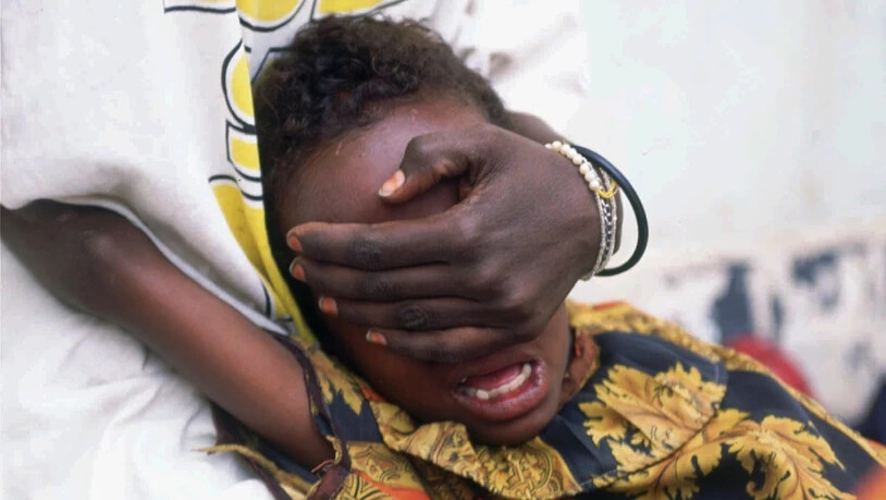 Ein sechsjähriges somalisches Mädchen schreit während der Beschneidung seiner Genitalien. Gehalten wird es von seiner 18-jährigen Schwester, damit es sich der peinigenden Prozedur nicht entziehen kann.