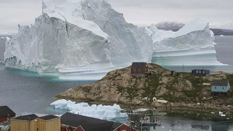Der riesige Eisberg vor Innarsuit könnte kalben und die Flutwelle das Dorf mitreissen.