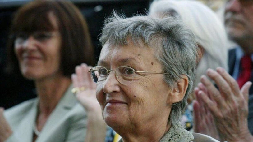 Die österreichische Kinderbuchautorin Christine Nöstlinger  - hier 2003, als sie den "Nobelpreis für Kinderliteratur", den Astrid-Lindgren-Preis entgegennahm - ist tot. Sie wurde 81 Jahre alt.