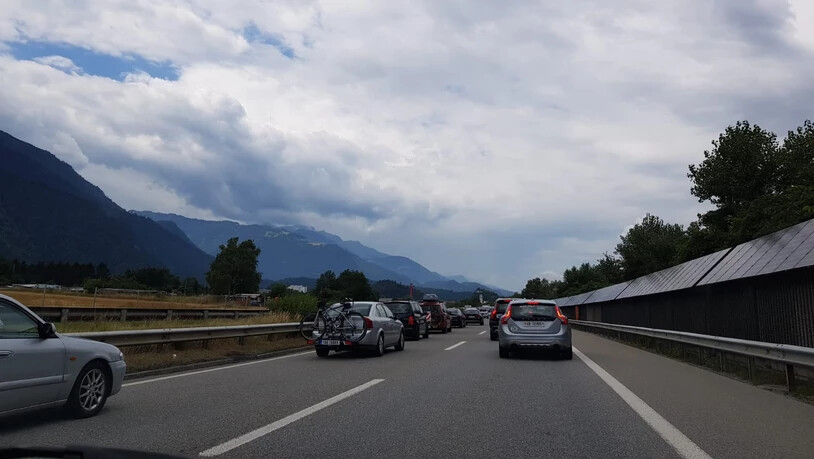 Auf der A13 bei Reichenau beginnt der Verkehr zu stocken.