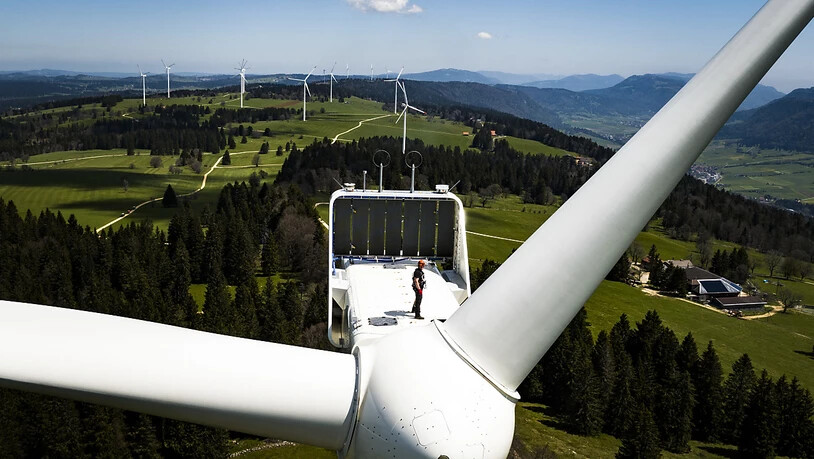 Mindestens zwei Turbinen des Windparks auf dem Mont-Crosin und Mont-Soleil im Berner Jura sind beschädigt worden. (Archivbild)
