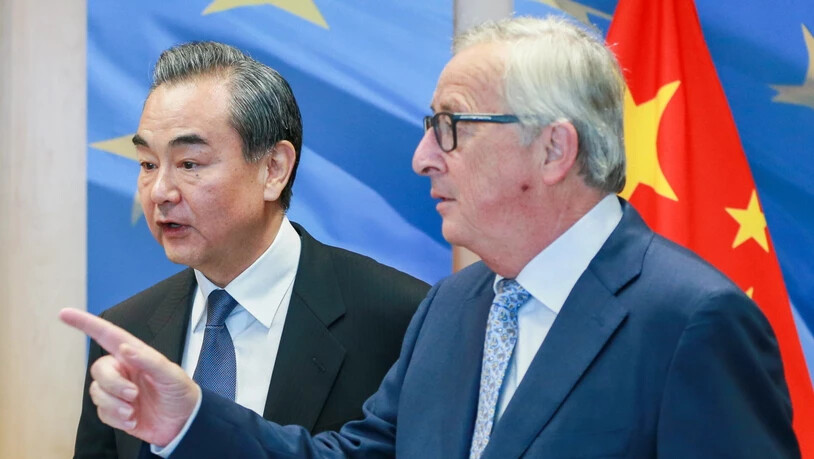EU-China-Gipfel: Die Chinesen beraten ab dem heutigen Montag mit der EU über ihre Handelsbeziehungen. (Archivbild: EU-Kommissionspräsident Jean-Claude Juncker mit dem chinesischen Aussenminister Wang Yi)