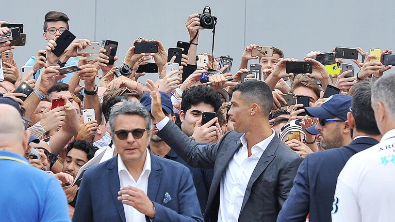 Italien im Ronaldo-Rausch: Cristiano Ronaldo winkt in Turin den filmenden Tifosi zu