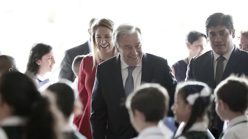 Uno-Generalsekretär António Guterres (Mitte) hat sich während einer Reise nach Costa Rica am Montag für die Wiederaufnahme des Friedensdialoges in Nicaragua eingesetzt.
