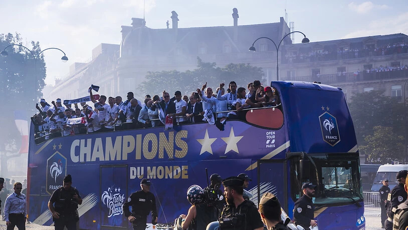 Frankreich feiert die Ankunft seiner Fussballnationalmannschaft in Paris.