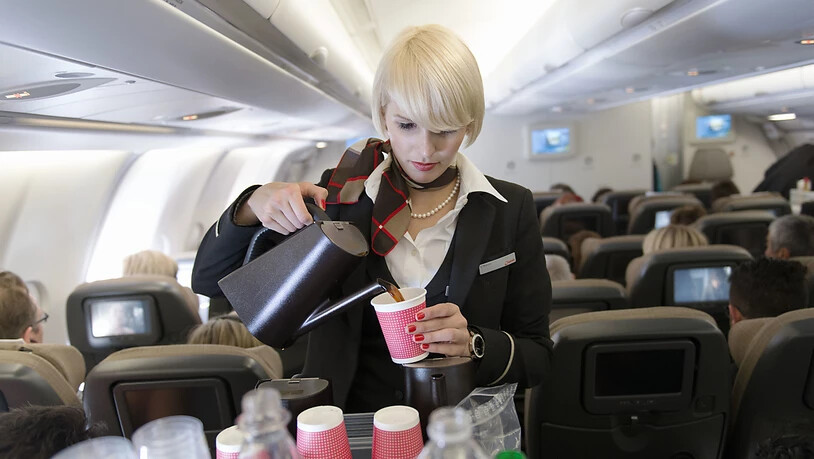 Wer im Flugzeug essen oder trinken will, muss immer häufiger extra bezahlen. (Symbolbild)