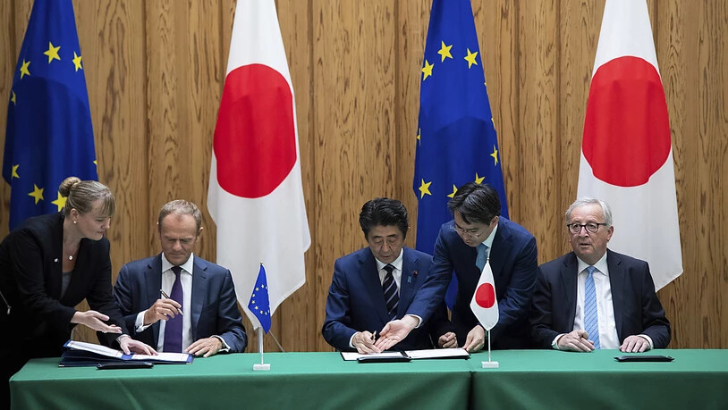 Der japanische Premierminister Shinzo Abe (Mitte) hat am Dienstag das Freihandelsabkommen mit der EU unterzeichnet. Für die EU sind EU-Ratspräsident Donald Tusk (links) und EU-Kommissionspräsident Jean-Claude Juncker (rechts) nach Tokio gereist.