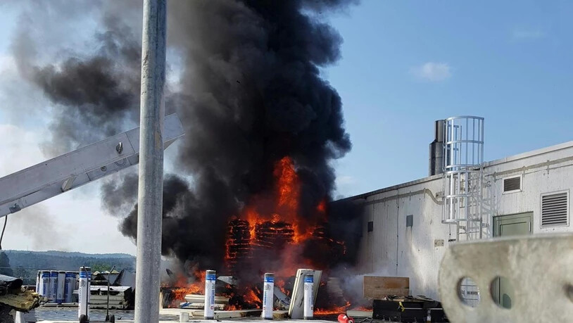 Der Brand auf dem Dach eines grossen Bürogebäudes in Aarau hat zu einem Grosseinsatz der Feuerwehren geführt. Ein Arbeiter erlitt leichte Verletzungen.