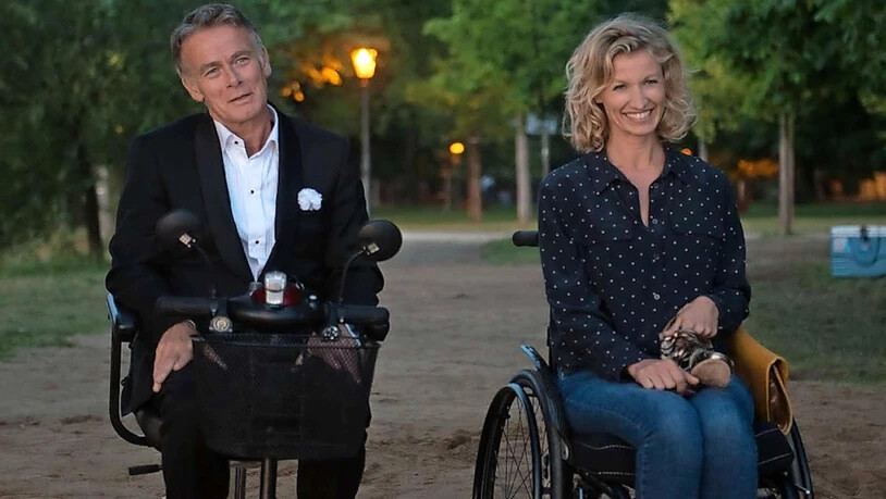 Im Rollstuhl: In «Tout le monde debout» hat Jocelyn alle Mühe, Florence seine Situation zu erklären.