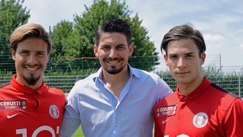 Die Neuzugänge Genc Krasniqi (links) und Kemil Festic mit FCRJ-Sportchef Arben Gojani (Mitte). 