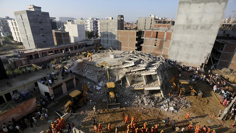Beim Einsturz von zwei Häusern in Neu Delhi sind mindestens drei Menschen ums Leben gekommen.