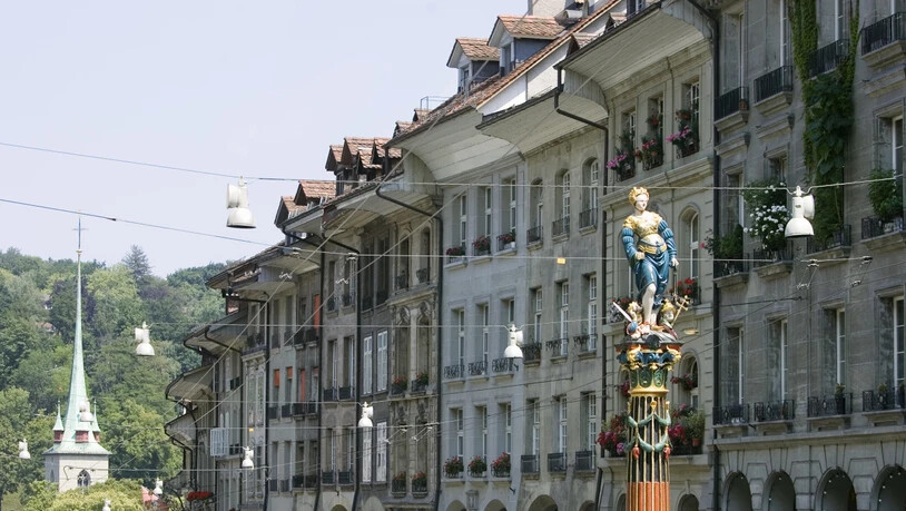 Der Gerechtigkeitsbrunnen in der Berner Altstadt. Die Brunnenfigur ist eine Statue der Justitia mit verbundenen Augen, die in der linken Hand die Waage trägt und mit der rechten Hand das Richtschwert erhebt.