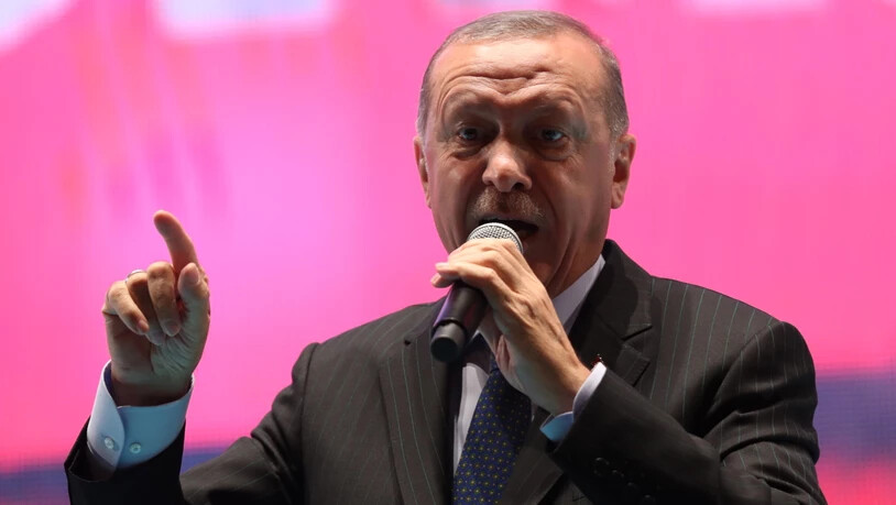 Der türkische Präsident Recep Tayyip Erdogan hält eine Rede zum zweiten Jahrestag des gescheiterten Putschversuches in der Türkei. In der Nacht auf Donnerstag soll der Ausnahmezustand auslaufen. (Archivbild)