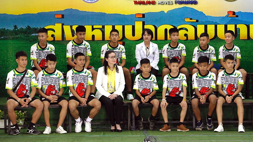Die zwölf aus einer Höhle in Thailand geretteten Jugendlichen präsentieren sich der Öffentlichkeit.