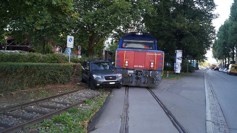 Eine Rangierlokomotive rammte am Mittwoch in Zug ein Auto. Verletzt wurde niemand, es entstand jedoch Sachschaden von einigen Tausend Franken.