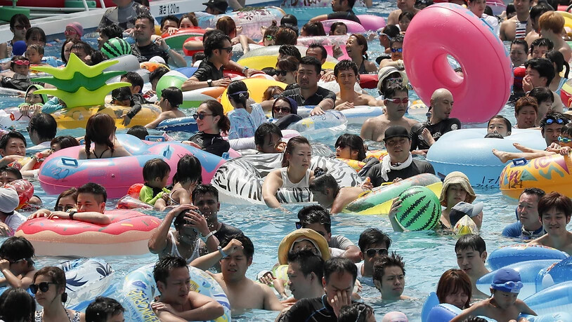 Ab ins kühle Nass: Bei lebensbedrohlicher Hitze tummeln sich Besucherinnen und Besucher in einem Pool eines Vergnügungsparks in Tokio.