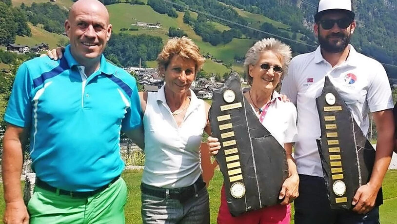 Die Sieger (von links): Helmut Roth (Seniorenmeister), Ruth Hefti (Siegerin Nettowertung), Lisa Guter und Silvano Umberg (Klubmeister) überzeugen an den Meisterschaften von  Golf Glarnerland in Engi.Pressebild