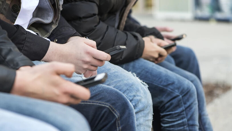Mobilfunktstrahlung kann die Gedächtnisleistung von Jugendlichen beeinträchtigen. Chatten, gamen und surfen mit dem Mobiltelefon hatte in der Studie hingegen keinen Einfluss auf die Gedächtnisleistung. (Symbobild)