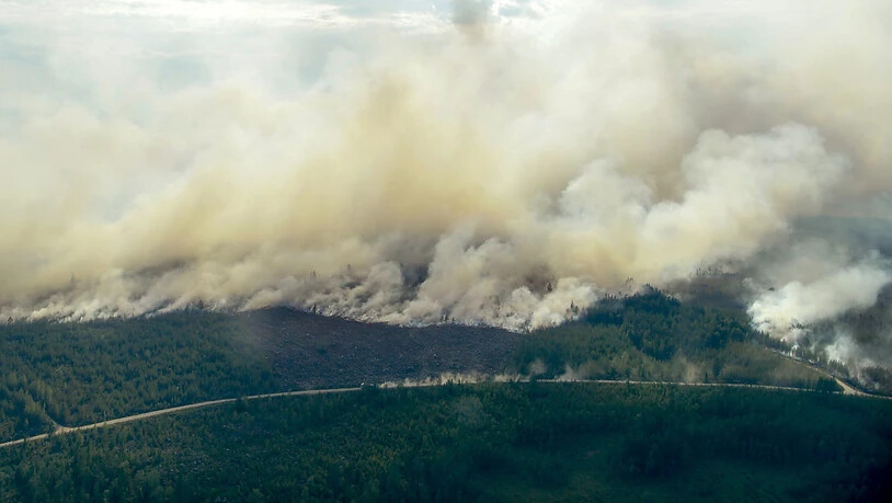Eine Luftaufnahme des Waldbrandes rund um Ljusdal.