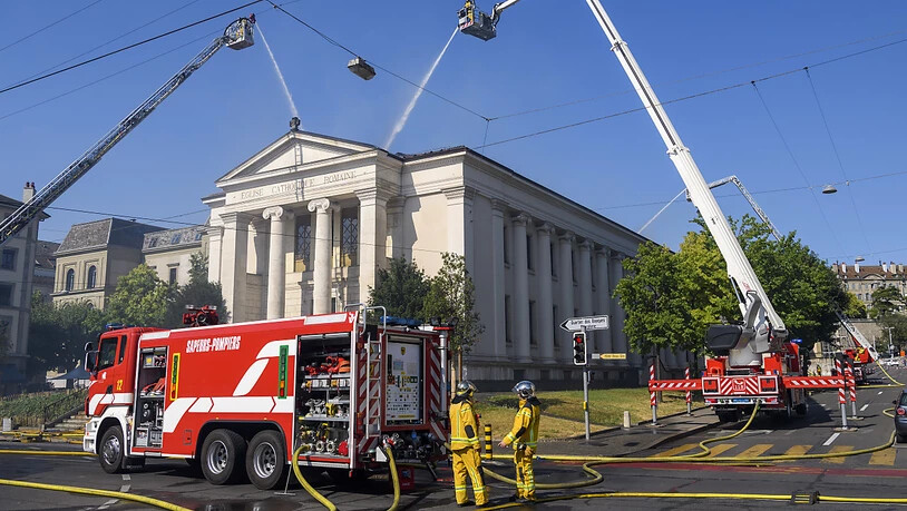 50 Feuerwehrmänner bekämpfen den Brand in der katholischen Kirche Sacré Coeur in Genf.