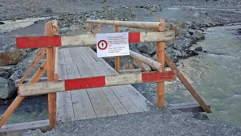 Im Gebiet bei der Gletscherzunge Morteratsch weisen Warntafeln auf die Steinschlaggefahr hin. 