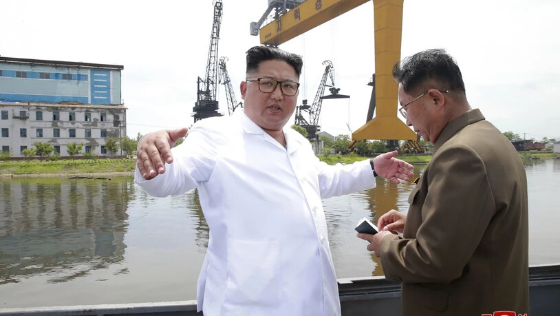 Nordkoreas Wirtschaft ist im vergangenen Jahr so stark geschrumpft wie zuletzt 1997. Machthaber Kim Jong Un besucht eine Werft im Norden des Landes. (Archiv)